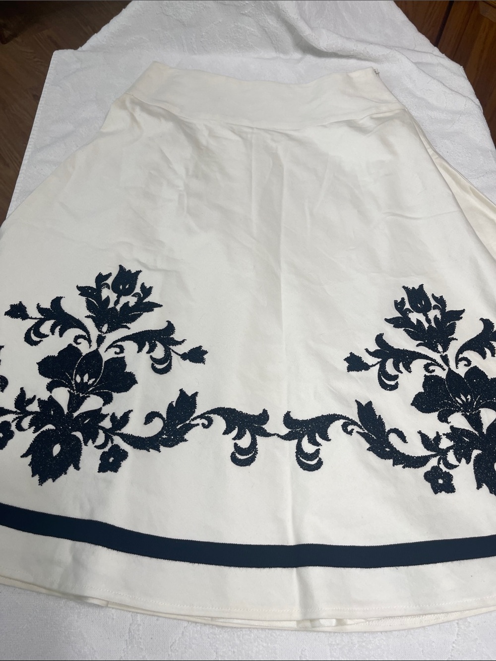 WHBM creamy White Skirt w/ Black Ribbon & Sparkly Design - Sz 0